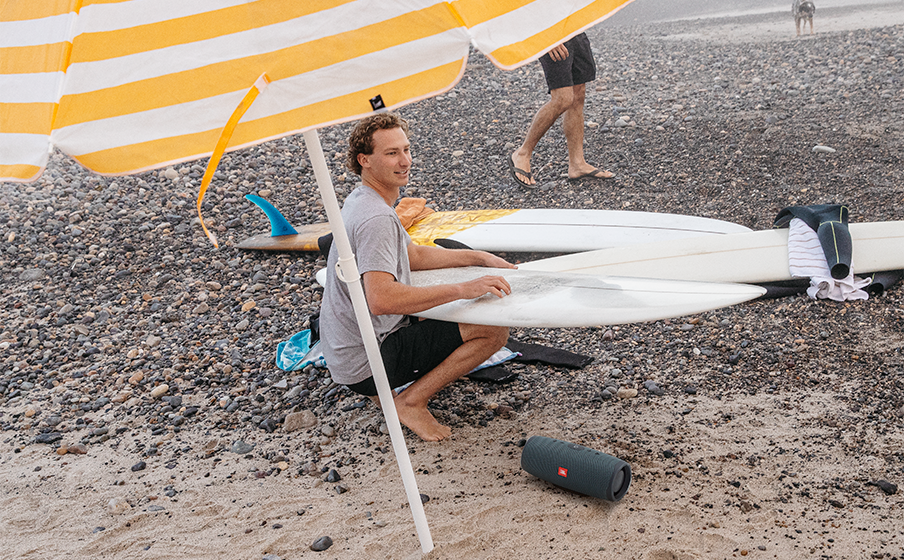 JBL Charge Essential 2 Du kannst mit dem wasserdichten Design gem&auml;&szlig; IPX7 ruhig einen Sprung ins Wasser wagen - Image